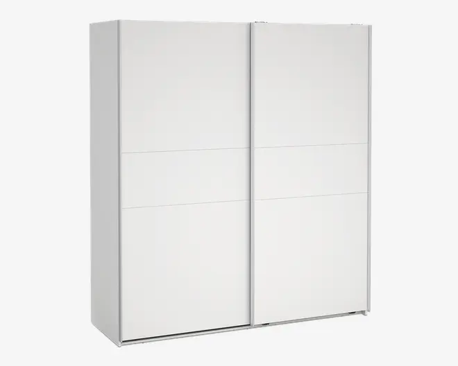 Høj, rektangulær opbevaringsenhed med en glat, mat hvid overflade. Har to store skydedøre, hver opdelt i tre vandrette paneler for et diskret, moderne udtryk. Kanterne er rene og lige, hvilket giver et minimalistisk udseende. Ingen synlige greb eller dekorative elementer, hvilket understreger et slankt og moderne design.