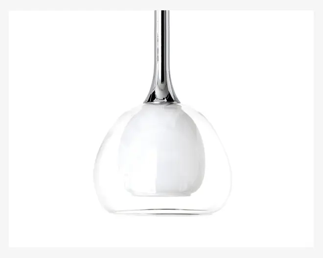 Loftlampe med en poleret kromstang og en rund, klar glasskærm. Inden i glasskærmen er der en mat hvid diffuser, som blødgør lyset. Designet er moderne og minimalistisk med bløde kurver og en blank overflade.