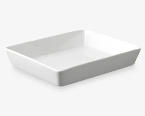 Rektangulært hvidt fad i keramik med lige, høje sider og en glat, blank overflade. Fadet har en flad bund og let afrundede hjørner, velegnet til bagning eller servering. Det enkle design gør det alsidigt til forskellige formål i køkkenet.
