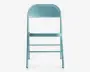 Lyseblå sammenklapp taburet i metal med glat, buet ryglæn og fladt sæde. Stolen har to vandrette støttebjælker under sædet for ekstra stabilitet og et enkelt, minimalistisk design. Overfladen fremstår mat.