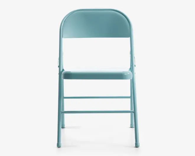 Lyseblå sammenklapp taburet i metal med glat, buet ryglæn og fladt sæde. Stolen har to vandrette støttebjælker under sædet for ekstra stabilitet og et enkelt, minimalistisk design. Overfladen fremstår mat.