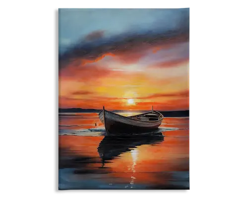 Et maleri viser en trærobåd, der hviler på stille vand under en farverig solnedgang. Himlen er fyldt med dramatiske skyer i nuancer af orange, pink og blå, og solen er lav på horisonten og kaster et varmt skær. Vandet spejler himlens farver og bådens silhuet, hvilket skaber en rolig og fredelig stemning.