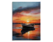 Et maleri viser en trærobåd, der hviler på stille vand under en farverig solnedgang. Himlen er fyldt med dramatiske skyer i nuancer af orange, pink og blå, og solen er lav på horisonten og kaster et varmt skær. Vandet spejler himlens farver og bådens silhuet, hvilket skaber en rolig og fredelig stemning.
