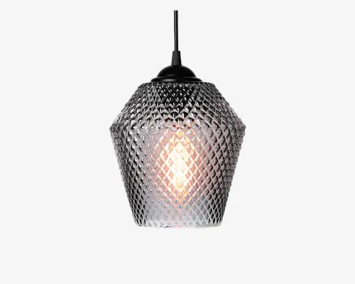 Hængelampe med en geometrisk, diamantmønstret glasskærm. Glasset er klart og tekstureret, hvilket giver en glitrende effekt, når lampen er tændt. Lampen har en sort metalfatning og en synlig pære indeni, hvilket giver et moderne, men vintage-inspireret udtryk.