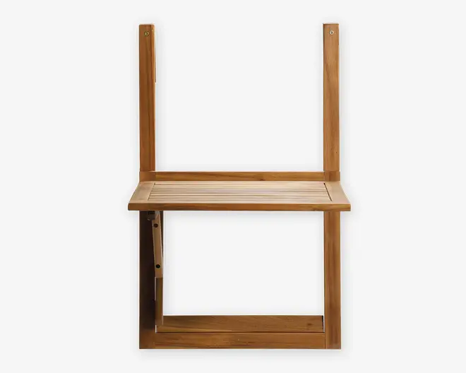 Denne genstand er lavet af naturligt træ med en glat, poleret overflade. Den har et sæde med lameller for ventilation og dræning samt to lodrette støtter med forborede huller øverst, sandsynligvis til montering af ekstra dele eller til ophængning. Konstruktionen virker solid med forstærkede samlinger og en rektangulær base for stabilitet.