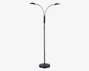 Høj, moderne standerlampe i sort metal med to opadbuede arme, der hver holder en flad, cirkulær LED-lyskilde. Lampen har en rund, stabil fod og et slankt, minimalistisk design, der passer til moderne indretning.