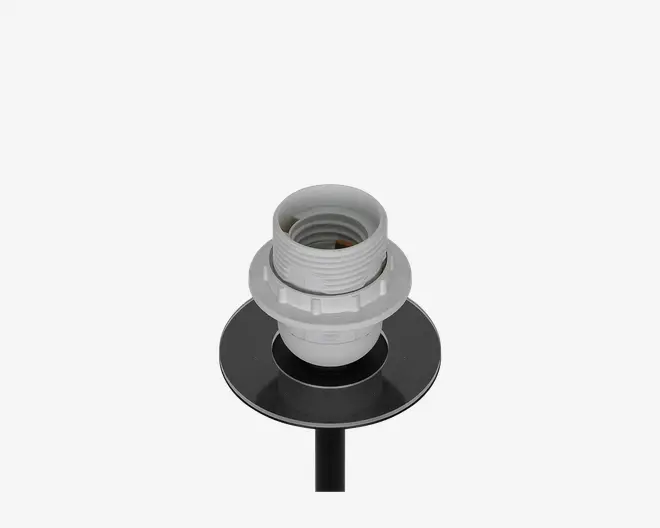 Grå gevindet plastfitting med en bred sort rund flange og en kort sort stilk under, vist på sort baggrund.