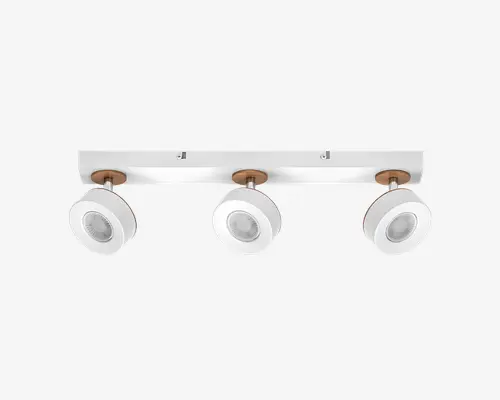 Moderne loftlampe med tre justerbare, runde spotlys monteret på en rektangulær base. Spotlysene har en hvid finish med metalliske detaljer, hvilket giver mulighed for retningsbestemt belysning. Designet er stilrent og moderne, velegnet til forskellige indretninger.