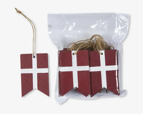 Små bordeauxfarvede ophæng med et hvidt korsmotiv og snor, vist som én løs tag ved siden af en gennemsigtig pose med flere matchende tags.