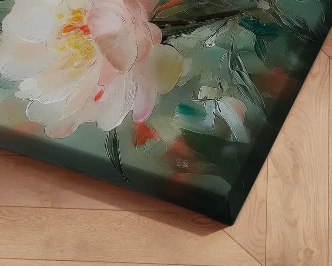 Nærbillede af et lærredsprint med et håndmalet blomsterdesign. Kunstværket viser en stor, blød rosa og hvid blomst med gule og orange detaljer i midten, omgivet af grønne blade og abstrakte penselstrøg i grønne, turkise og rødlige nuancer. Lærredet har en kant, der er foldet om rammen, hvilket giver et moderne og færdigt udtryk.