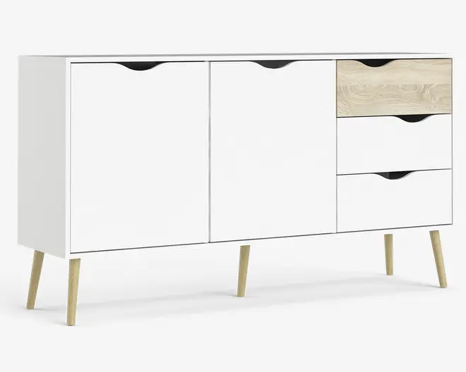 Et moderne skab med et minimalistisk design, hvid finish og naturlige trædetaljer. Skabet har to store låger til venstre og tre skuffer til højre, hvor den øverste skuffe har et lyst træmønster. Skuffer og låger har udskårne greb for nem åbning. Møblet står på fire skrå, lyse træben, hvilket giver det et skandinavisk udtryk.