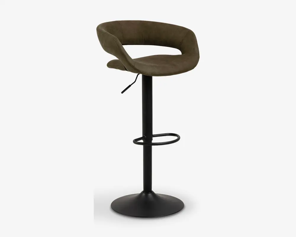En moderne barstol med et buet, åbent ryglæn og sæde polstret i olivengrønt stof. Sædet har en blød pude for komfort og en integreret lav rygstøtte. Stolen står på en sort metalfod med én søjle, cirkulært fodstøtte og en bred, rund base for stabilitet. Der er en løftestang under sædet til højdejustering.