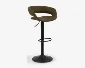 En moderne barstol med et buet, åbent ryglæn og sæde polstret i olivengrønt stof. Sædet har en blød pude for komfort og en integreret lav rygstøtte. Stolen står på en sort metalfod med én søjle, cirkulært fodstøtte og en bred, rund base for stabilitet. Der er en løftestang under sædet til højdejustering.