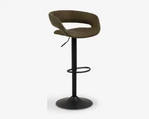 En moderne barstol med et buet, åbent ryglæn og sæde polstret i olivengrønt stof. Sædet har en blød pude for komfort og en integreret lav rygstøtte. Stolen står på en sort metalfod med én søjle, cirkulært fodstøtte og en bred, rund base for stabilitet. Der er en løftestang under sædet til højdejustering.
