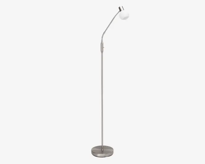 Høj, slank gulvlampe med børstet metalfinish og rund, stabil fod. Lampen har en vinklet, justerbar arm og en lille, kuppelformet hvid lampeskærm, der giver fokuseret belysning. Moderne og minimalistisk design, velegnet til læsning eller stemningsbelysning.