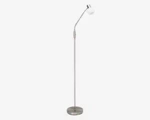 Høj, slank gulvlampe med børstet metalfinish og rund, stabil fod. Lampen har en vinklet, justerbar arm og en lille, kuppelformet hvid lampeskærm, der giver fokuseret belysning. Moderne og minimalistisk design, velegnet til læsning eller stemningsbelysning.