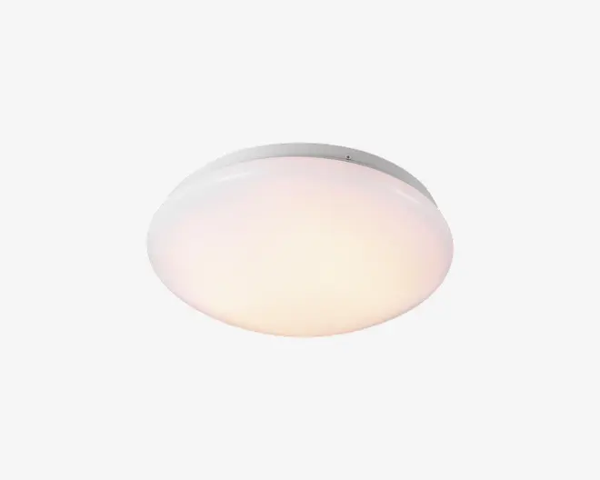 En rund, loftmonteret lampe med en glat, hvid matteret skærm, der giver jævn og blød belysning. Lampen har et minimalistisk design med en slank profil, hvilket gør den velegnet til moderne indretning. Kanterne er let buede, og lyset udsender en varm og indbydende glød.