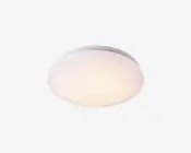 En rund, loftmonteret lampe med en glat, hvid matteret skærm, der giver jævn og blød belysning. Lampen har et minimalistisk design med en slank profil, hvilket gør den velegnet til moderne indretning. Kanterne er let buede, og lyset udsender en varm og indbydende glød.