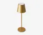 Elegant, moderne lampe med mat guld-finish. Lampen har en konisk lampeskærm, en slank cylindrisk stang og en rund, flad fod for stabilitet. Øverst på lampeskærmen sidder en touch-følsom tænd/sluk-knap, hvilket gør betjeningen nem. Minimalistisk design, der passer til moderne indretning.
