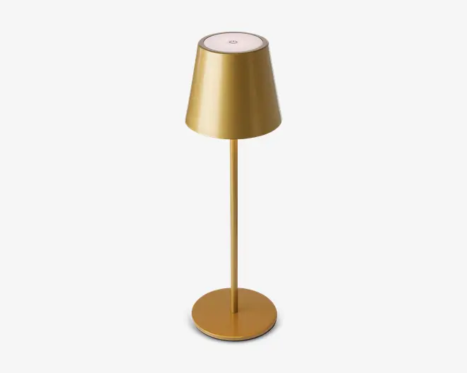 Elegant, moderne lampe med mat guld-finish. Lampen har en konisk lampeskærm, en slank cylindrisk stang og en rund, flad fod for stabilitet. Øverst på lampeskærmen sidder en touch-følsom tænd/sluk-knap, hvilket gør betjeningen nem. Minimalistisk design, der passer til moderne indretning.
