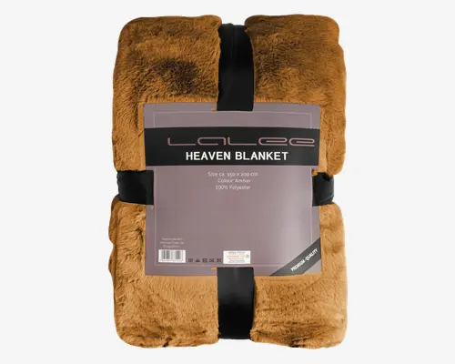 Blød, plysset tæppe i en varm ravfarve, fremstillet af 100% polyester. Tæppet har en luksuriøs, fluffy tekstur og er pænt foldet sammen med sorte bånd til indpakning. Etiketten angiver størrelsen som cirka 150 x 200 cm og fremhæver den høje kvalitet.