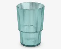 Et højt, cylindrisk drikkeglas lavet af lyseblåt glas. Overfladen har lodrette rillede linjer, som giver tekstur og et godt greb. Glasset har et moderne, stabelbart design med en let kant omkring midten, så det nemt kan stables med lignende glas.