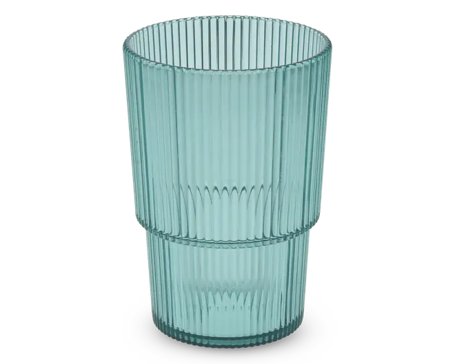 Et højt, cylindrisk drikkeglas lavet af lyseblåt glas. Overfladen har lodrette rillede linjer, som giver tekstur og et godt greb. Glasset har et moderne, stabelbart design med en let kant omkring midten, så det nemt kan stables med lignende glas.