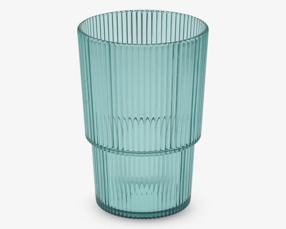 Et højt, cylindrisk drikkeglas lavet af lyseblåt glas. Overfladen har lodrette rillede linjer, som giver tekstur og et godt greb. Glasset har et moderne, stabelbart design med en let kant omkring midten, så det nemt kan stables med lignende glas.