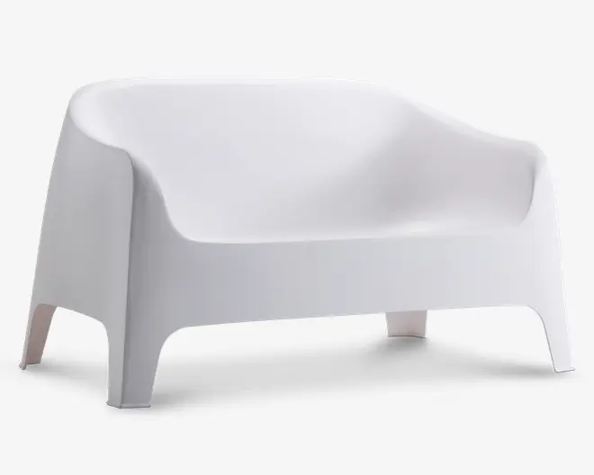 Moderne, minimalistisk siddeplads med glat, buet ryglæn og armlæn, der er integreret i designet. Møblet er fremstillet i ét støbt materiale, sandsynligvis plastik, og har et bredt, dybt sæde for komfort. Benene er let udadgående for stabilitet, og overfladen er mat og ensartet, hvilket giver et stilrent og nutidigt udtryk.