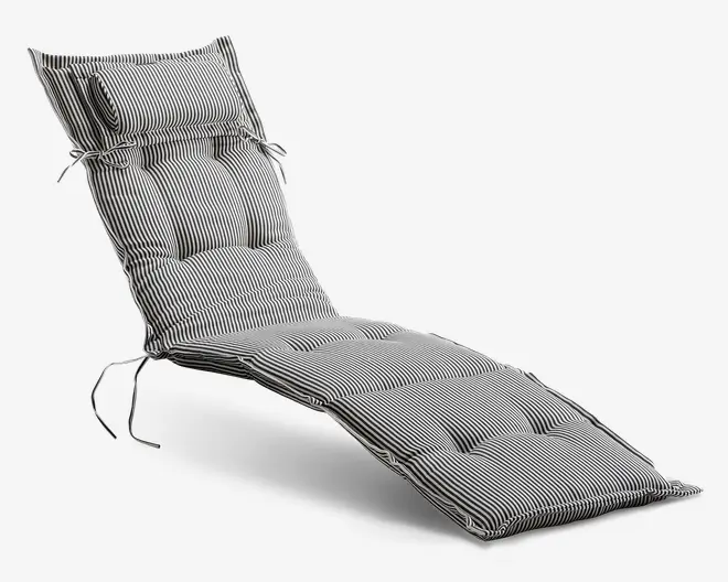 Hynder til en liggestol med sort og hvid lodret stribet mønster. Hyndet er opdelt i tre polstrede sektioner til hoved, ryg og ben, med indsyede knapper for ekstra komfort. Der er stofsnore i siderne til fastgørelse på stolen, og hovedsektionen er let hævet for ekstra nakkestøtte.