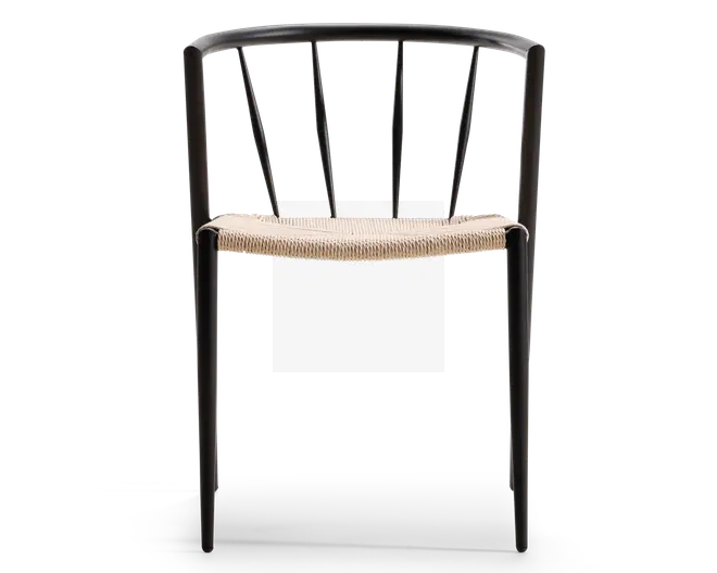 Stol med minimalistisk sort metalstel, rundet ryglæn og lodrette støttepinde. Sædet er flettet af lyst naturreb, hvilket giver en tekstureret og let buet siddeflade. Designet er moderne og let, med åbent rum mellem ryglænets stænger og slanke ben.