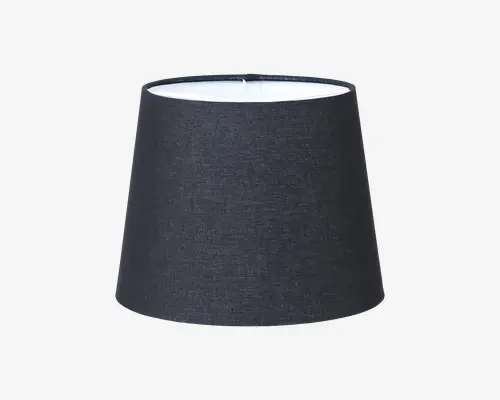 En konisk lampeskærm med mørkt stof på ydersiden og hvid inderside. Stoffet har en diskret vævet struktur, hvilket giver et moderne og elegant udtryk. Åbningen foroven er mindre end forneden, hvilket giver en fokuseret lysspredning.