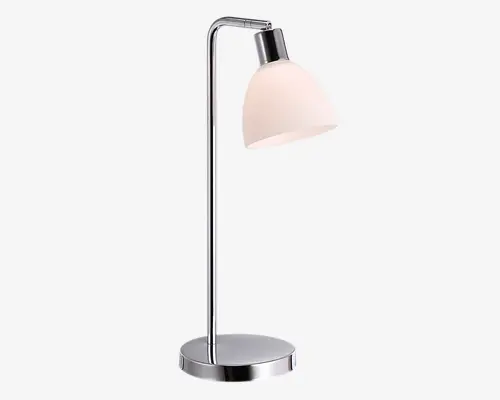 Moderne skrivebordslampe med en slank, krom base og stang i et buet design. Lampen har en mat hvid, kuppelformet skærm, der leder lyset nedad og er ideel til fokuseret belysning. Skærmen er fastgjort til stangen med en metalbeslag, hvilket giver lampen et stilrent og moderne udtryk, der passer til både kontor og hjem.