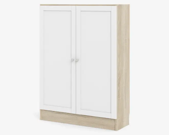 Høj, rektangulær opbevaringsenhed med to hvide fyldningslåger, hver med et lille rundt sølvgreb. Siderne og soklen har en lys træfinish, hvilket giver et moderne tofarvet udtryk. Lågerne er indrammede, og enheden står på en tilbagetrukket sokkel for stabilitet.