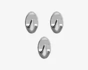 Sæt med tre ovale kroge med blank kromfinish. Hver krog har en glat, reflekterende overflade og en let hævet, spids tap til ophængning af genstande. Krogene er kompakte og har et moderne, minimalistisk design.