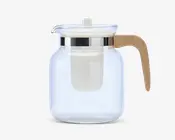 Klar glaskande med bred cylindrisk krop, udstyret med et aftageligt hvidt filter til løs te eller kaffe. Låget er gennemsigtigt med en lille knop øverst, og kanden har en blank metalring omkring halsen. Håndtaget er lavet af lyst træ og er ergonomisk formet for et behageligt greb.