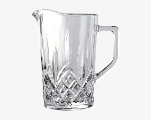 Klar glaskande med facetslebet diamantmønster på den nederste halvdel, hvilket giver et klassisk og elegant udseende. Den øverste halvdel er glat og gennemsigtig. Kanden har et solidt, kantet håndtag og en bred hældetud for nem påfyldning. Bunden er flad og stabil.