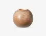 Rund, kugleformet keramikvase med en lille åbning i toppen. Overfladen har en plettet, tekstureret finish i varme brune og beige nuancer, hvilket giver et naturligt og jordnært udtryk. Vasens glasur er mat, og formen er glat og ensartet.
