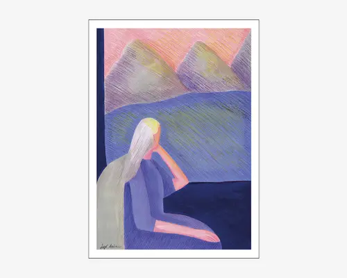 Abstrakt illustration, der viser en person med langt, lyst hår, som sidder og kigger ud på et landskab gennem et vindue. Figuren er gengivet i bløde nuancer af lilla og lyserød og har en eftertænksom positur med hovedet hvilende på den ene hånd. Baggrunden viser stiliserede bjerge i dæmpede grønne og lilla farver under en lyserød himmel, med et blåt vand eller mark i forgrunden. Kunstværket har tekstureret, skraveret farvelægning og et moderne, minimalistisk udtryk.