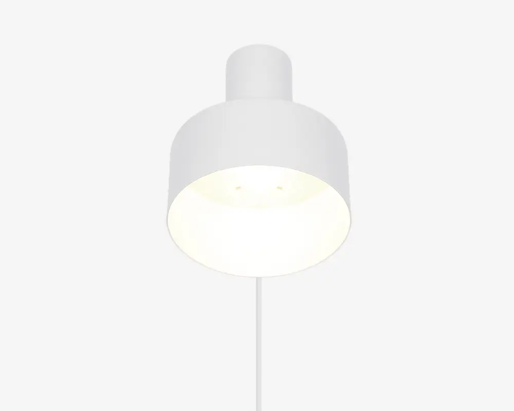 En moderne, minimalistisk pendellampe med en glat, mat hvid overflade. Lampen har en cylindrisk top, der går over i en bred, rund skærm, som leder lyset nedad. Det enkle design og den neutrale farve gør lampen velegnet til mange forskellige indretninger.