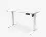 Rektangulært bord med en glat, hvid bordplade og solide ben af hvidt metal. Bordet har et elektronisk kontrolpanel monteret under højre side, som bruges til at justere højden, så bordet kan bruges både siddende og stående. Benene er brede og flade for ekstra stabilitet, og designet er moderne og minimalistisk.