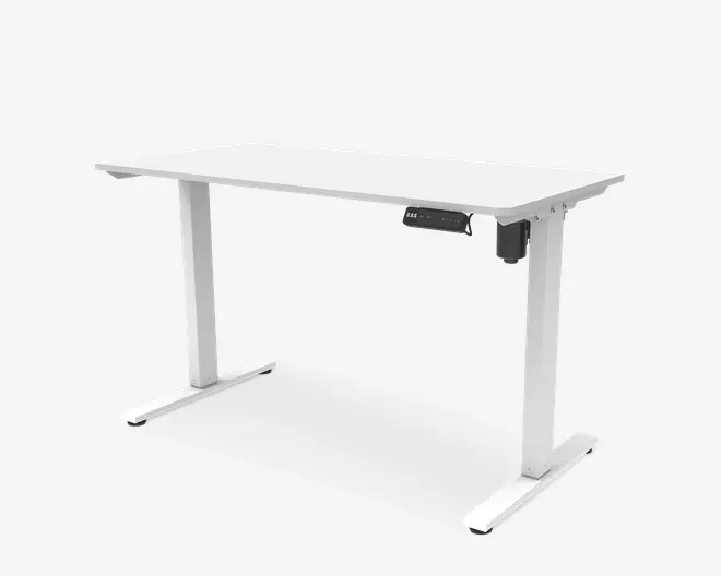 Rektangulært bord med en glat, hvid bordplade og solide ben af hvidt metal. Bordet har et elektronisk kontrolpanel monteret under højre side, som bruges til at justere højden, så bordet kan bruges både siddende og stående. Benene er brede og flade for ekstra stabilitet, og designet er moderne og minimalistisk.