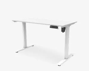 Rektangulært bord med en glat, hvid bordplade og solide ben af hvidt metal. Bordet har et elektronisk kontrolpanel monteret under højre side, som bruges til at justere højden, så bordet kan bruges både siddende og stående. Benene er brede og flade for ekstra stabilitet, og designet er moderne og minimalistisk.