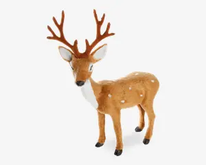En naturtro hjortefigur med brun krop, hvide pletter på ryg og sider samt hvid bryst og underside. Hjorten har store, detaljerede gevirer og sorte hove. Ørerne står oprejst, og ansigtstrækkene er fint udformede, hvilket giver figuren et realistisk udseende.