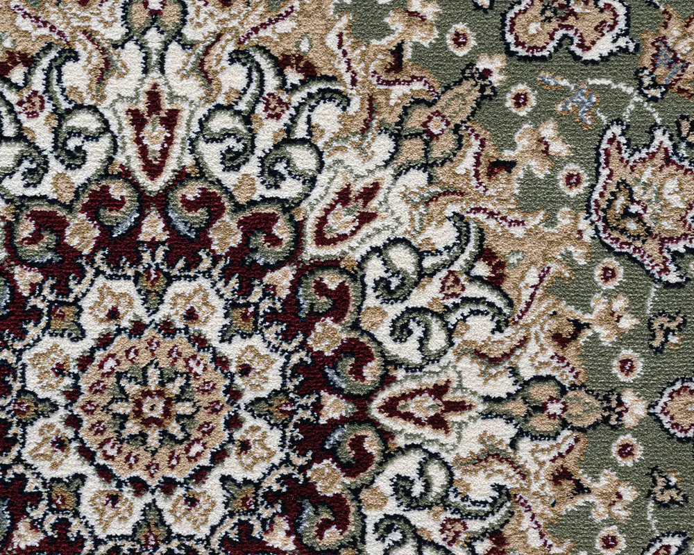 Nærbillede af et traditionelt vævet tekstil med et indviklet blomstret og geometrisk mønster. Designet har en central medaljon omgivet af udsmykkede motiver i nuancer af bordeaux, creme, beige og grøn. Teksturen ser blød og fyldig ud med detaljerede, symmetriske mønstre og et klassisk, elegant udtryk.