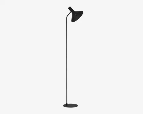 Høj, slank gulvlampe med mat sort finish, rund fod for stabilitet og en vinklet, kegleformet lampeskærm. Lampens hoved kan justeres, så lyset kan rettes. Minimalistisk og moderne design, der passer til nutidige indretninger.
