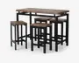 Et spisebordssæt med fem dele bestående af et rektangulært bord og fire matchende taburetter. Bordpladen og sæderne er lavet af kraftigt træ med en rustik, naturlig træstruktur. Stel og ben er fremstillet af sort metal, hvilket giver sættet et industrielt udtryk. Taburetterne er uden ryglæn og kan skubbes ind under bordet for at spare plads.