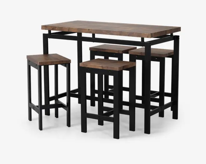 Et spisebordssæt med fem dele bestående af et rektangulært bord og fire matchende taburetter. Bordpladen og sæderne er lavet af kraftigt træ med en rustik, naturlig træstruktur. Stel og ben er fremstillet af sort metal, hvilket giver sættet et industrielt udtryk. Taburetterne er uden ryglæn og kan skubbes ind under bordet for at spare plads.
