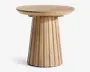 Rundt bord i træ med en resp, glat bordplade og en markant riflet søjleformet fod. Foden har lodrette riller, der giver struktur og visuel interesse. Træet har en lys, naturlig finish, som fremhæver åretegningen og giver et moderne, minimalistisk udtryk.