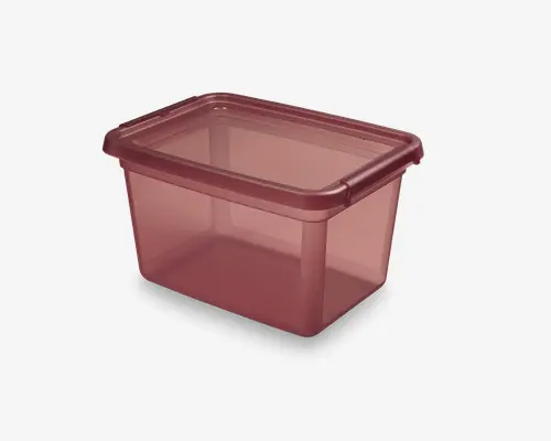 Rektangulær opbevaringsboks lavet af gennemsigtigt plast med matchende låg. Boksen har en afdæmpet rød eller bordeaux farve, så indholdet kan ses. Låget sidder tæt og har en let forhøjet kant, hvilket gør det nemt at stable og håndtere. Glatte sider og afrundede hjørner giver et moderne og praktisk design.
